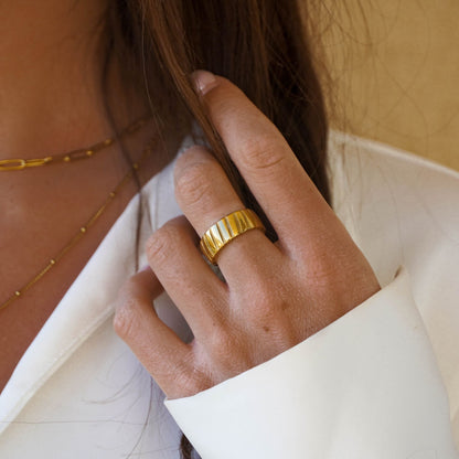Anillo llamativo