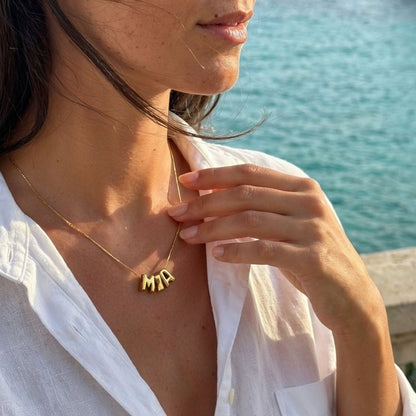 Collar con nombre de burbujas