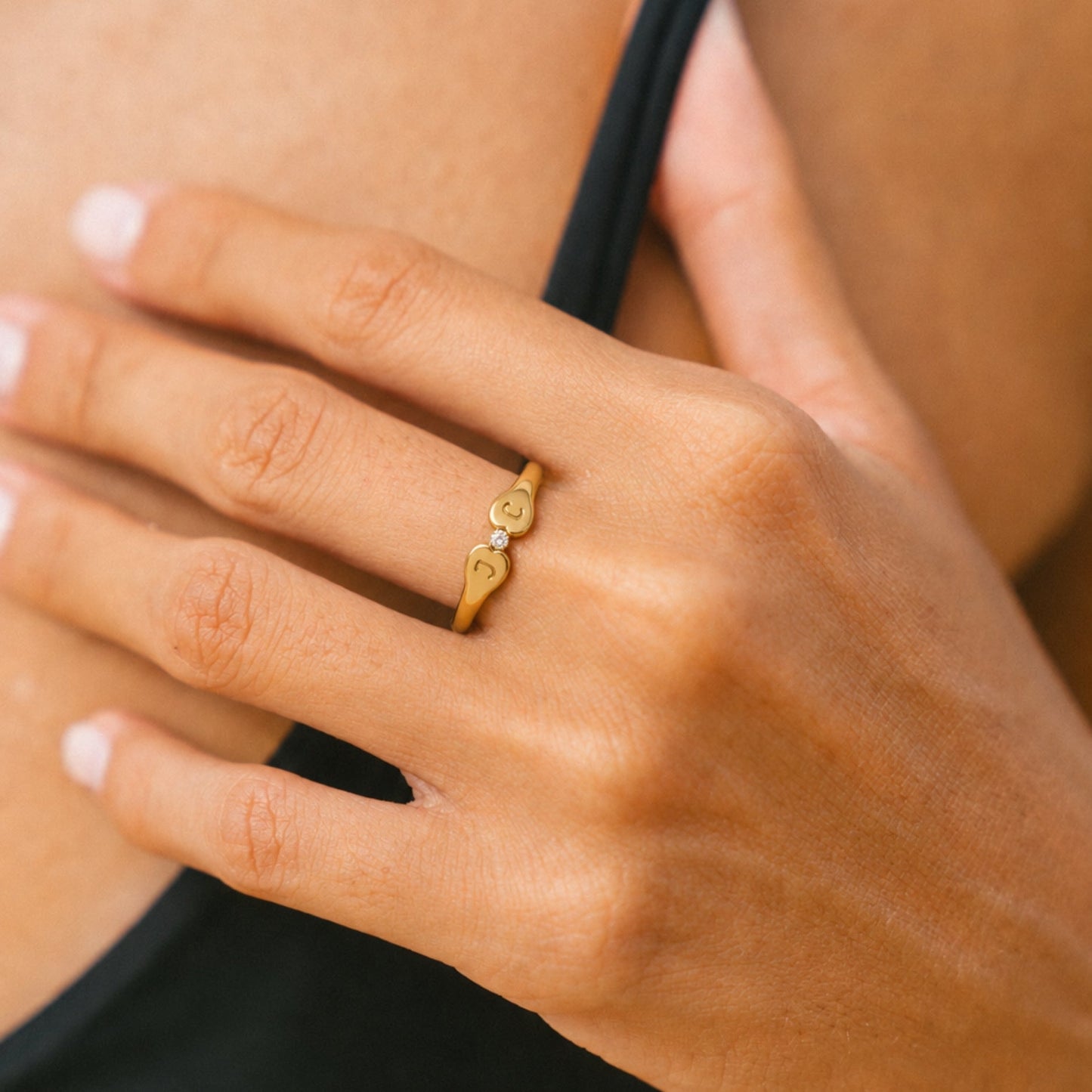 Anillo de cristal con dos iniciales