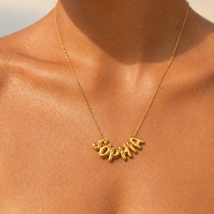 Collar con nombre de burbujas