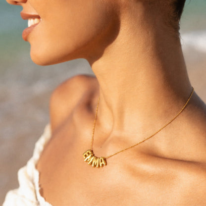 Collar con nombre de burbujas