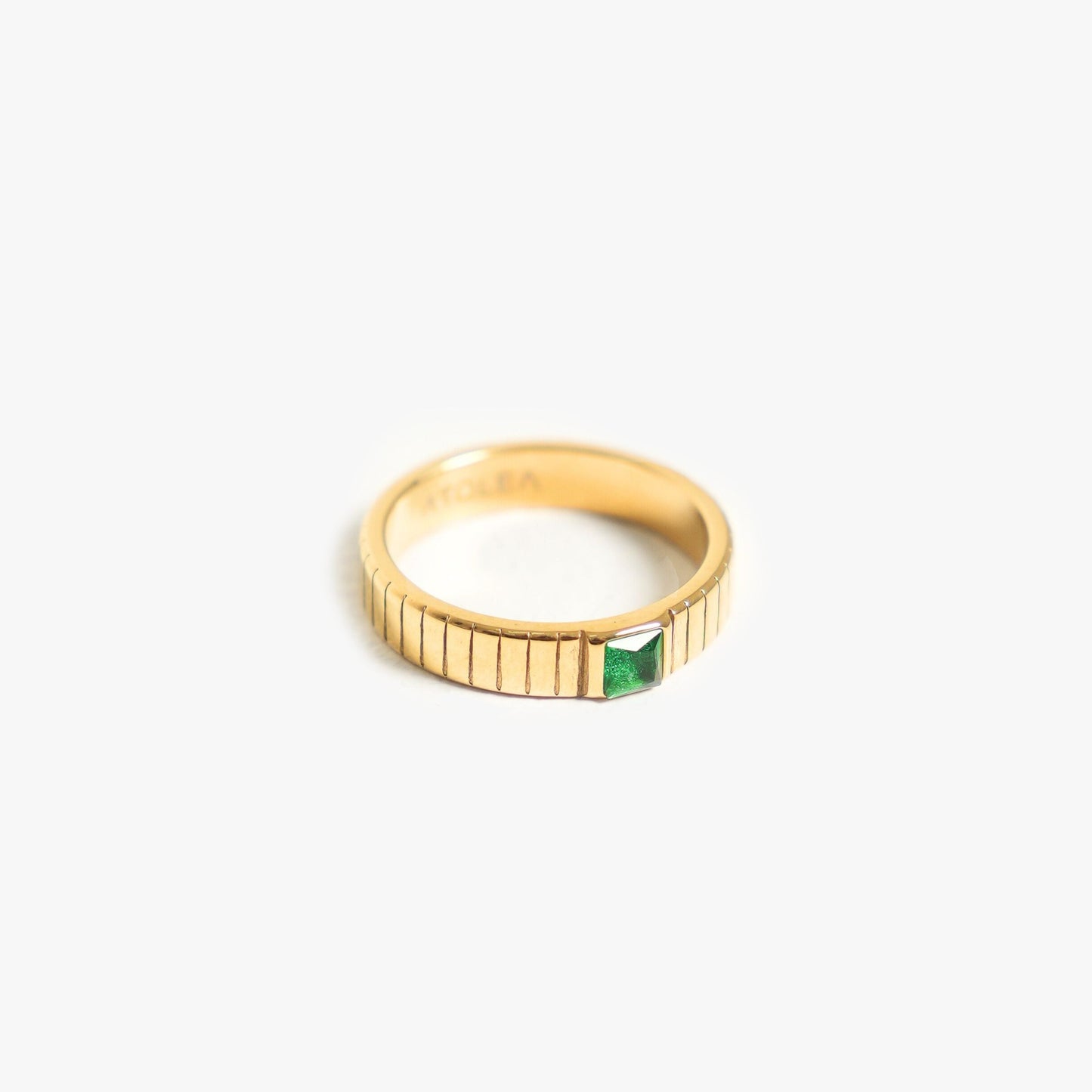 Anillo de esmeralda grueso
