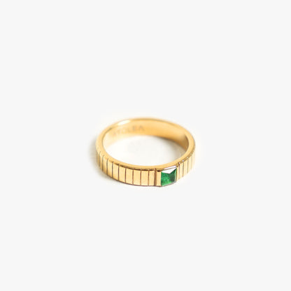 Anillo de esmeralda grueso