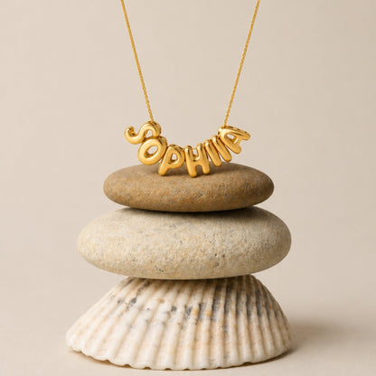 Collar con nombre de burbujas