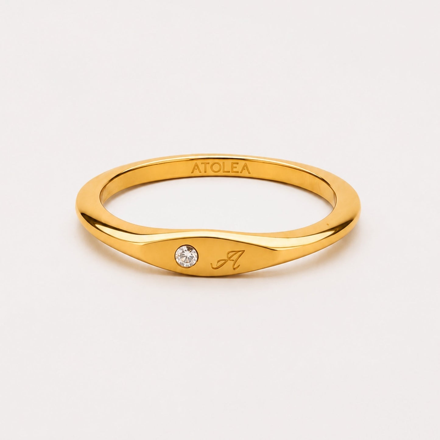 Anillo de cristal con una inicial