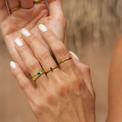 Anillo de esmeralda grueso