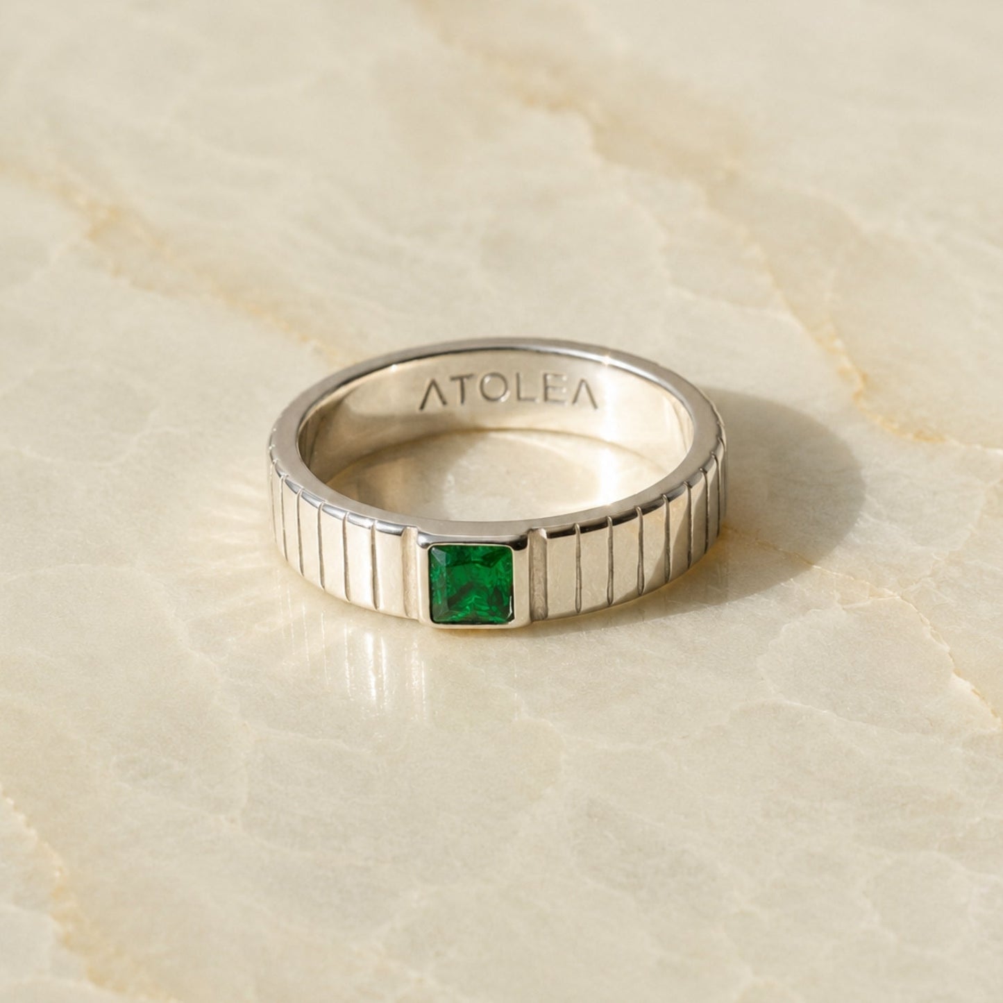 Anillo de esmeralda grueso