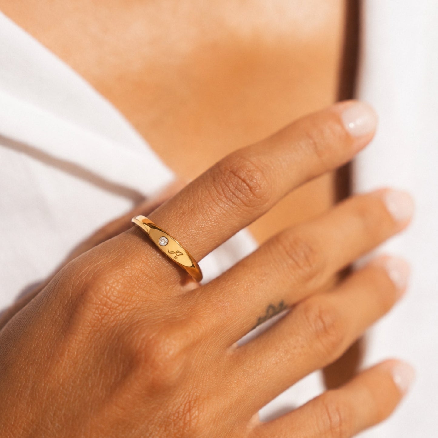 Anillo de cristal con una inicial