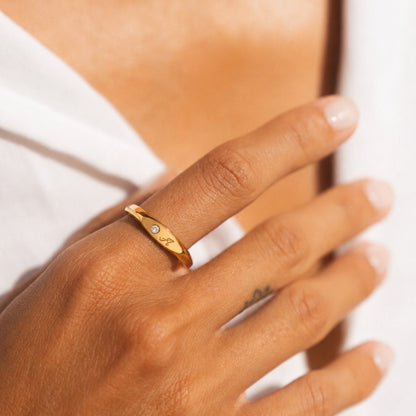 Anillo de cristal con una inicial